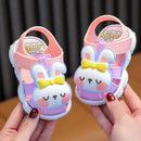 Sandália em couro sintético e solado antiderrapante